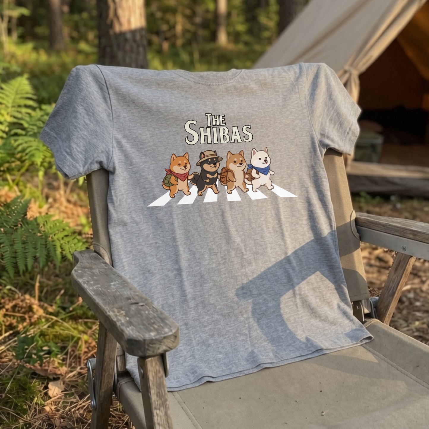 THE SHIBAS | 横断歩道 ゆるかわ 柴犬 キャンプ パロディTシャツ【犬好き・愛犬家・アウトドア・ギフトに最適】