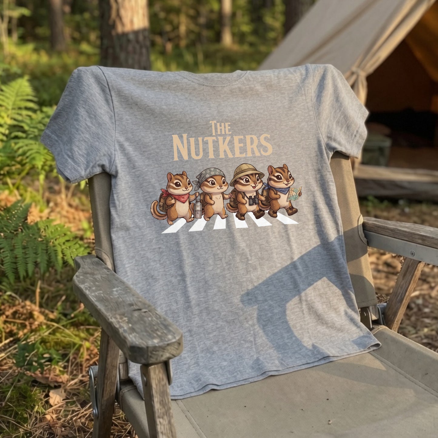 THE NUTKERS | 横断歩道 ゆるかわ シマリス キャンプ パロディTシャツ【リス好き・アウトドア・ギフトに最適】
