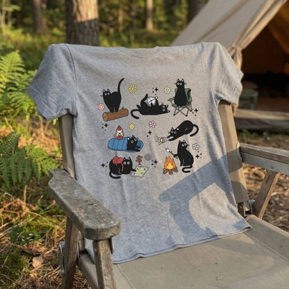 【黒猫ソロキャンプ】焚き火＆探検 猫イラスト かわいいアウトドア白Tシャツ | CAMPMODE