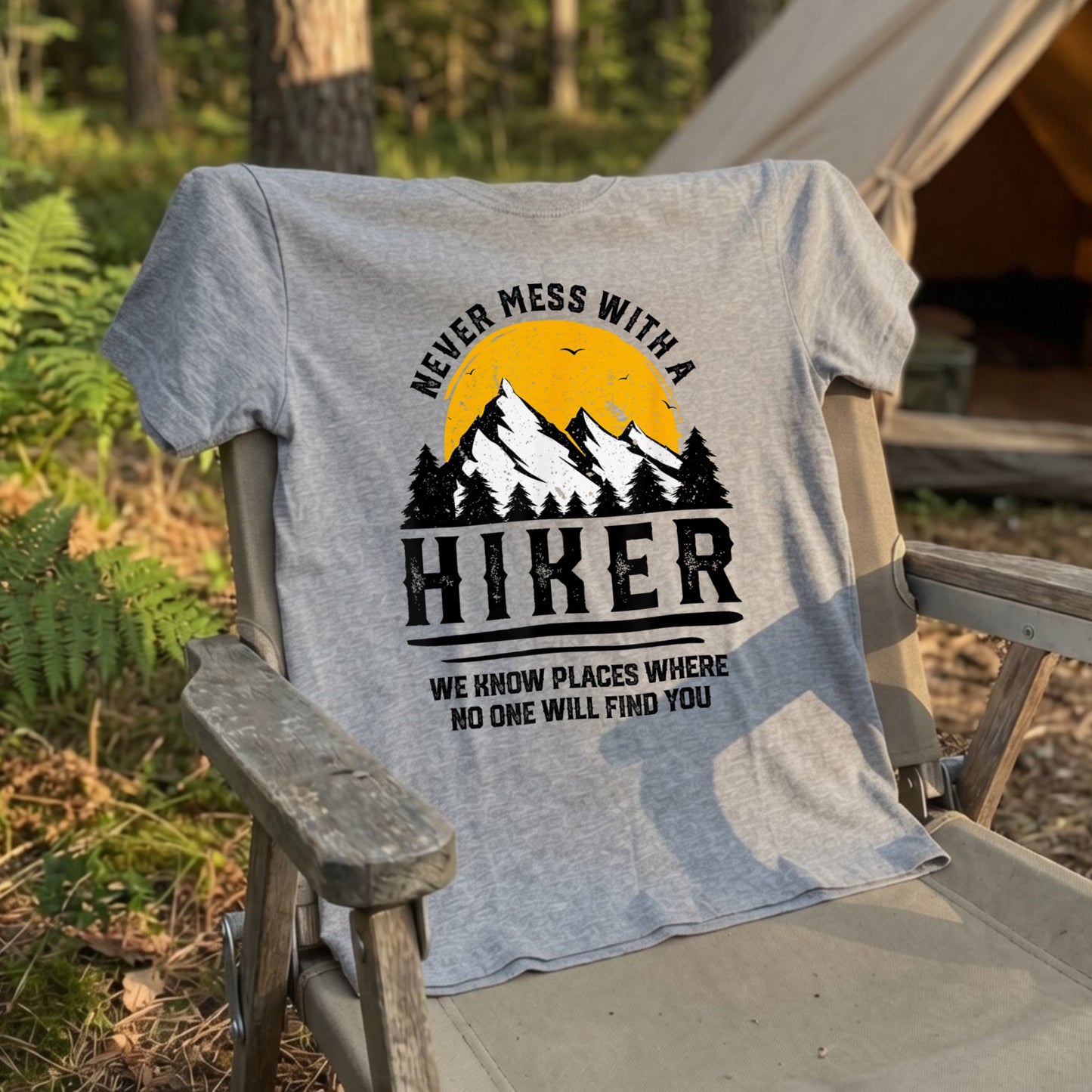 【Never Mess With A Hiker】ブラックユーモア名言＆山脈 白Tシャツ | CAMPMODE