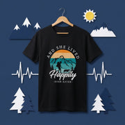 【And She Lived Happily】女性ハイカー＆愛犬 レトロサンセット 黒Tシャツ | CAMPMODE