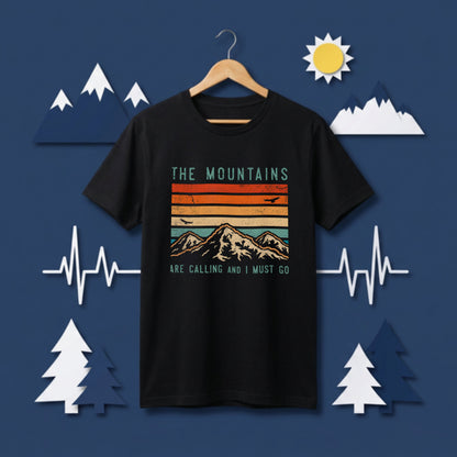 【The Mountains Are Calling】名言＆レトロ山脈ストライプ アメカジ黒Tシャツ | CAMPMODE
