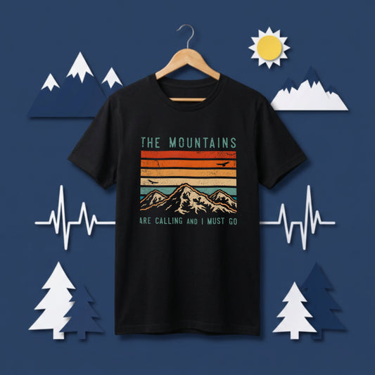 【The Mountains Are Calling】名言＆レトロ山脈ストライプ アメカジ黒Tシャツ | CAMPMODE