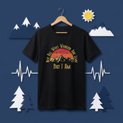 【Not All Who Wander】自虐ユーモア＆レトロ山脈 アメカジ黒Tシャツ | CAMPMODE