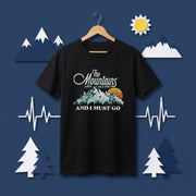 【The Mountains Are Calling】筆記体ロゴ＆夕焼け山脈 アメカジ黒Tシャツ | CAMPMODE