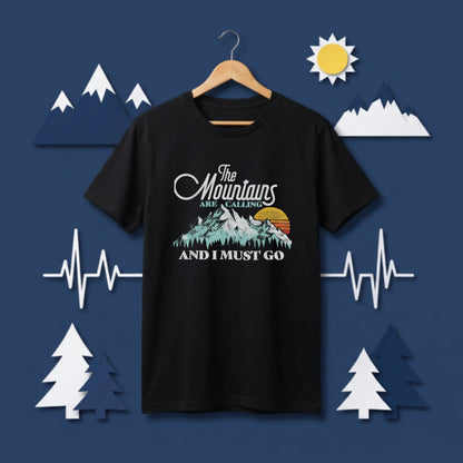 【The Mountains Are Calling】筆記体ロゴ＆夕焼け山脈 アメカジ黒Tシャツ | CAMPMODE