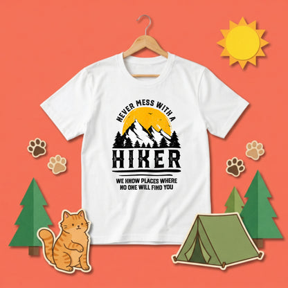 【Never Mess With A Hiker】ブラックユーモア名言＆山脈 白Tシャツ | CAMPMODE