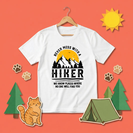 【Never Mess With A Hiker】ブラックユーモア名言＆山脈 白Tシャツ | CAMPMODE