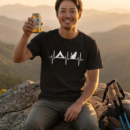 【心電図×テント×猫】キャンプ＆ネコ好き ハートビートグラフィック黒Tシャツ | CAMPMODE