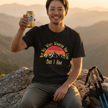 【Not All Who Wander】自虐ユーモア＆レトロ山脈 アメカジ黒Tシャツ | CAMPMODE