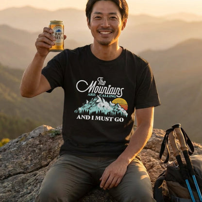 【The Mountains Are Calling】筆記体ロゴ＆夕焼け山脈 アメカジ黒Tシャツ | CAMPMODE