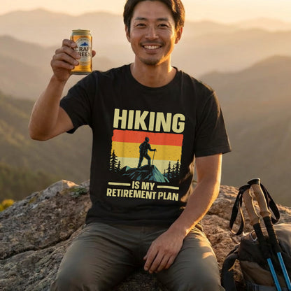 Hiking Is My Retirement Plan Tシャツ ｜ 登山・ハイキング・アウトドア・退職祝い・レトロに人気