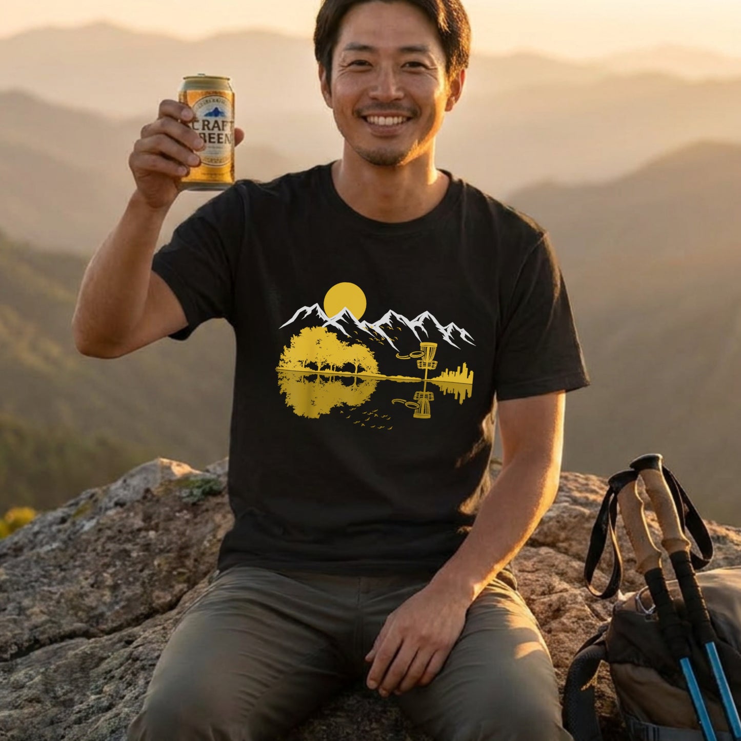 【ディスクゴルフ＆ギター・水面リフレクション】おしゃれキャンプ黒Tシャツ | CAMPMODE