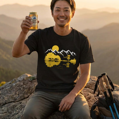 【ディスクゴルフ＆ギター・水面リフレクション】おしゃれキャンプ黒Tシャツ | CAMPMODE