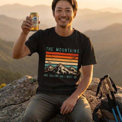 【The Mountains Are Calling】名言＆レトロ山脈ストライプ アメカジ黒Tシャツ | CAMPMODE