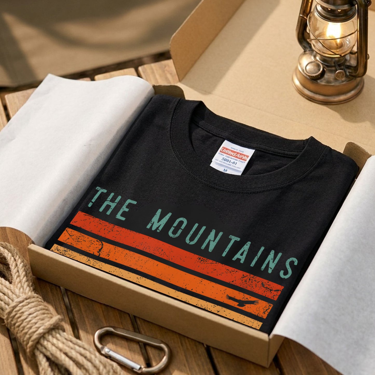 【The Mountains Are Calling】名言＆レトロ山脈ストライプ アメカジ黒Tシャツ | CAMPMODE