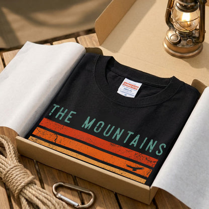 【The Mountains Are Calling】名言＆レトロ山脈ストライプ アメカジ黒Tシャツ | CAMPMODE