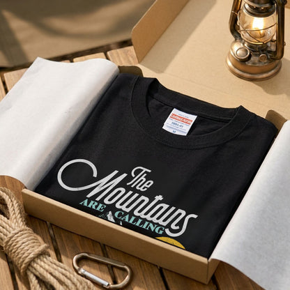 【The Mountains Are Calling】筆記体ロゴ＆夕焼け山脈 アメカジ黒Tシャツ | CAMPMODE