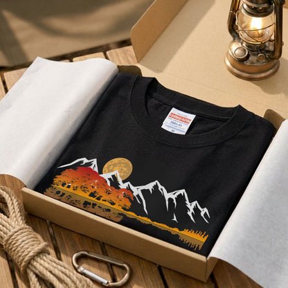 【ギター＆秋の紅葉・水面リフレクション】おしゃれキャンプ黒Tシャツ | CAMPMODE