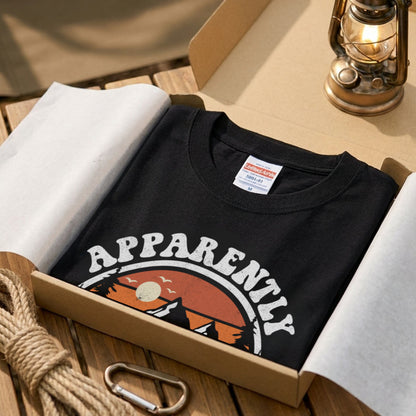 【Apparently I Camp Now】ヴィンテージサンセット 山脈アウトドア黒Tシャツ | CAMPMODE