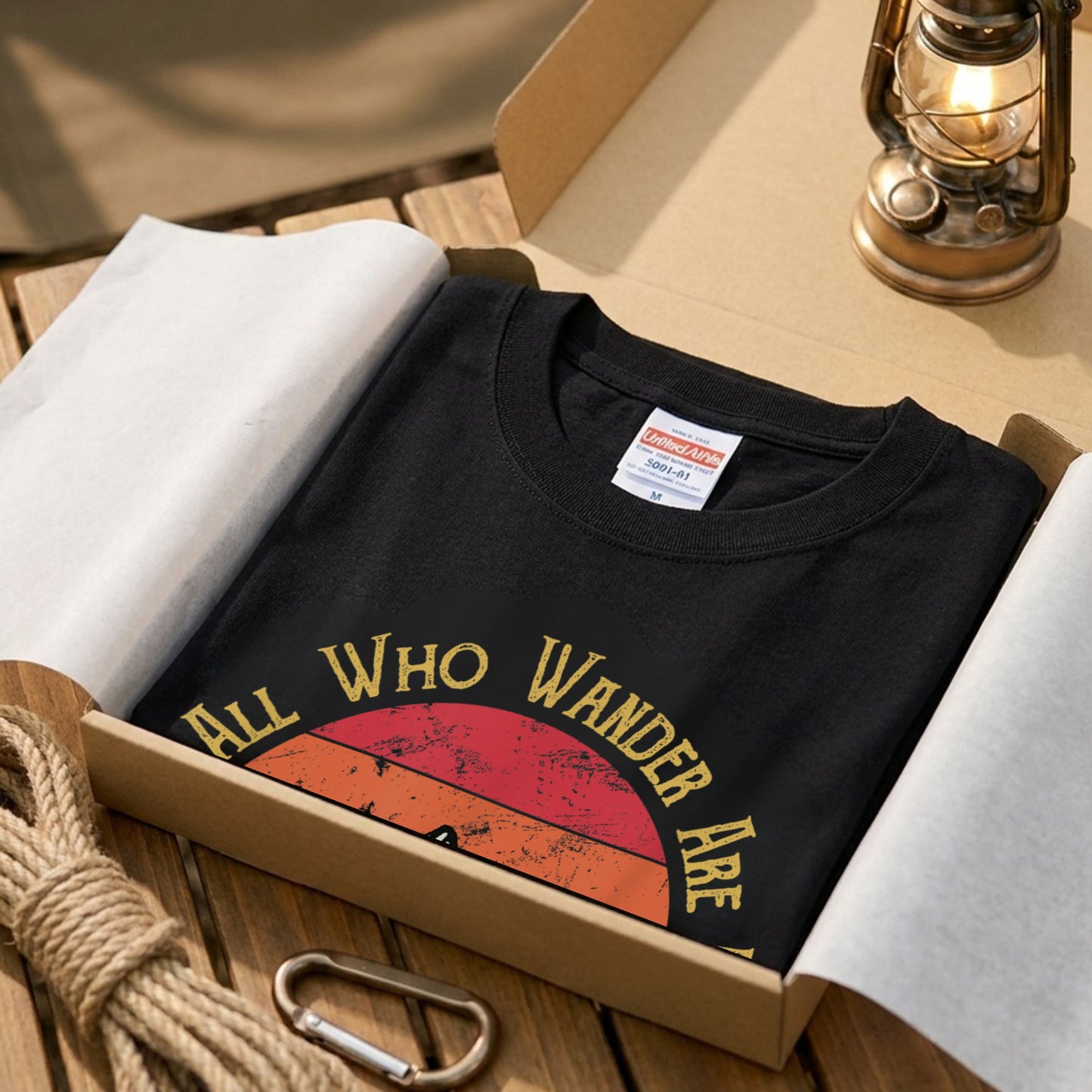 【Not All Who Wander】自虐ユーモア＆レトロ山脈 アメカジ黒Tシャツ | CAMPMODE