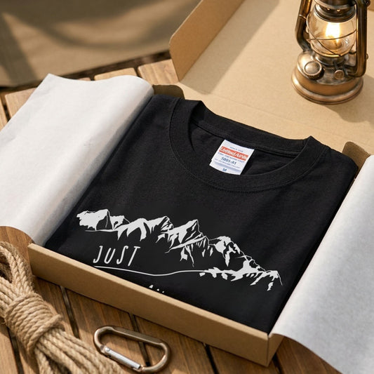 【Just Another Half Mile】あるある名言＆九十九折登山道 白線画 黒Tシャツ | CAMPMODE
