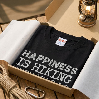 Happiness is Hiking with My Dog Tシャツ ｜ 犬好き・愛犬・登山・ハイキング・アウトドアに人気