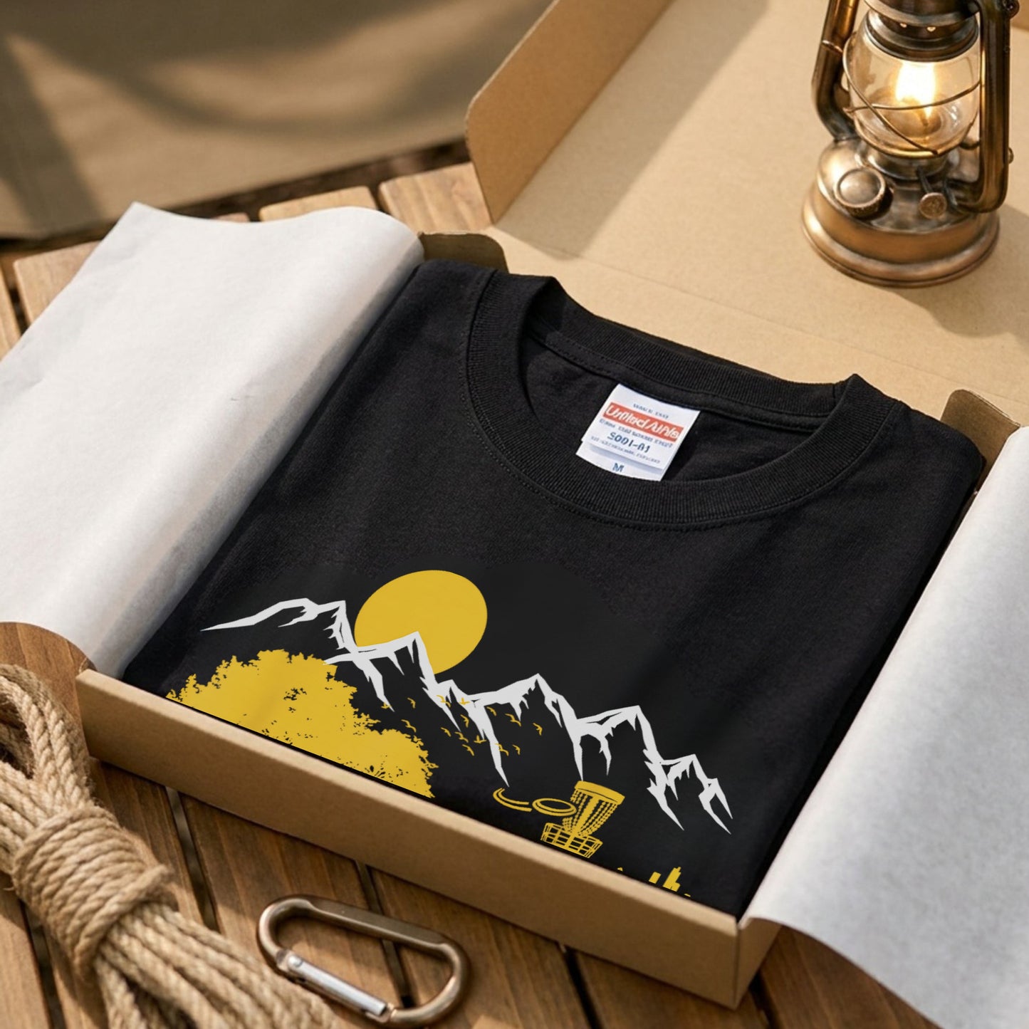 【ディスクゴルフ＆ギター・水面リフレクション】おしゃれキャンプ黒Tシャツ | CAMPMODE