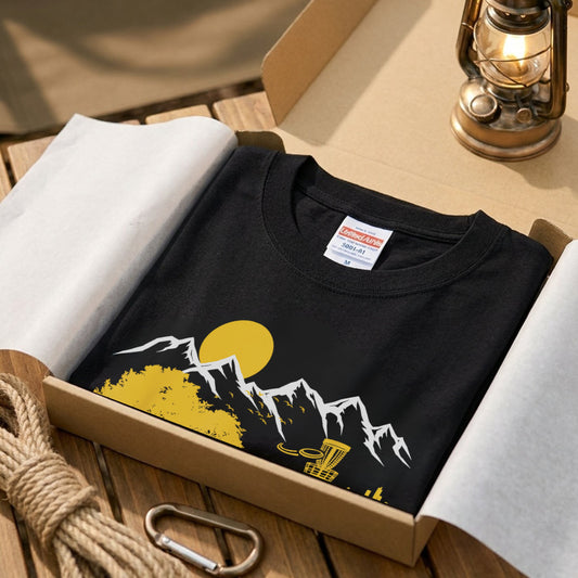 【ディスクゴルフ＆ギター・水面リフレクション】おしゃれキャンプ黒Tシャツ | CAMPMODE