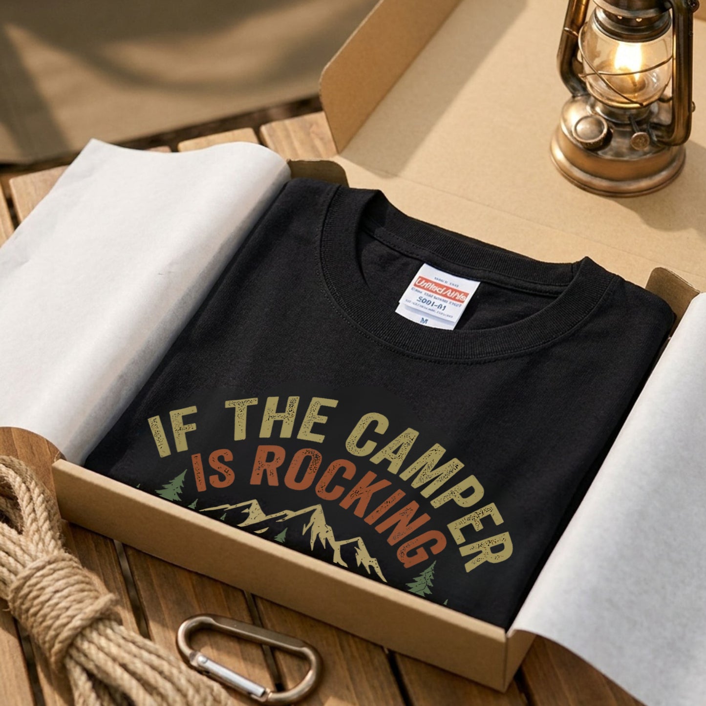 【If The Camper Is Rocking】キャンピングカー＆愛犬イラスト ヴィンテージ黒Tシャツ | CAMPMODE