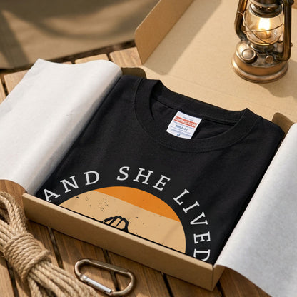 【And She Lived Happily】女性ハイカー＆愛犬 レトロサンセット 黒Tシャツ | CAMPMODE