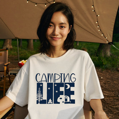 「CAMPING LIFE」キャンピングカー Tシャツ - 焚き火 トレーラーハウス イラスト | キャンプ 服