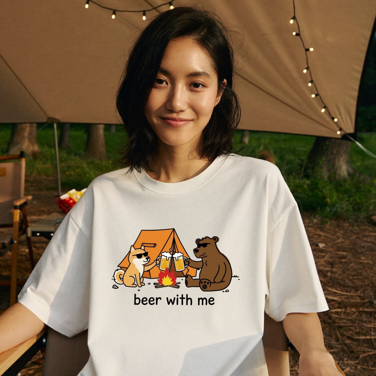 【ビールで乾杯・犬と熊】おしゃれキャンプ白Tシャツ | CAMPMODE