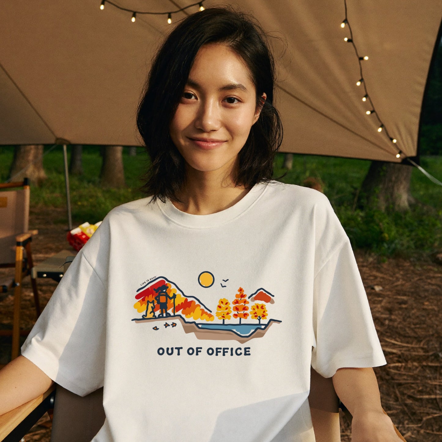 【OUT OF OFFICE】秋の紅葉・ハイキングおしゃれ白Tシャツ | CAMPMODE