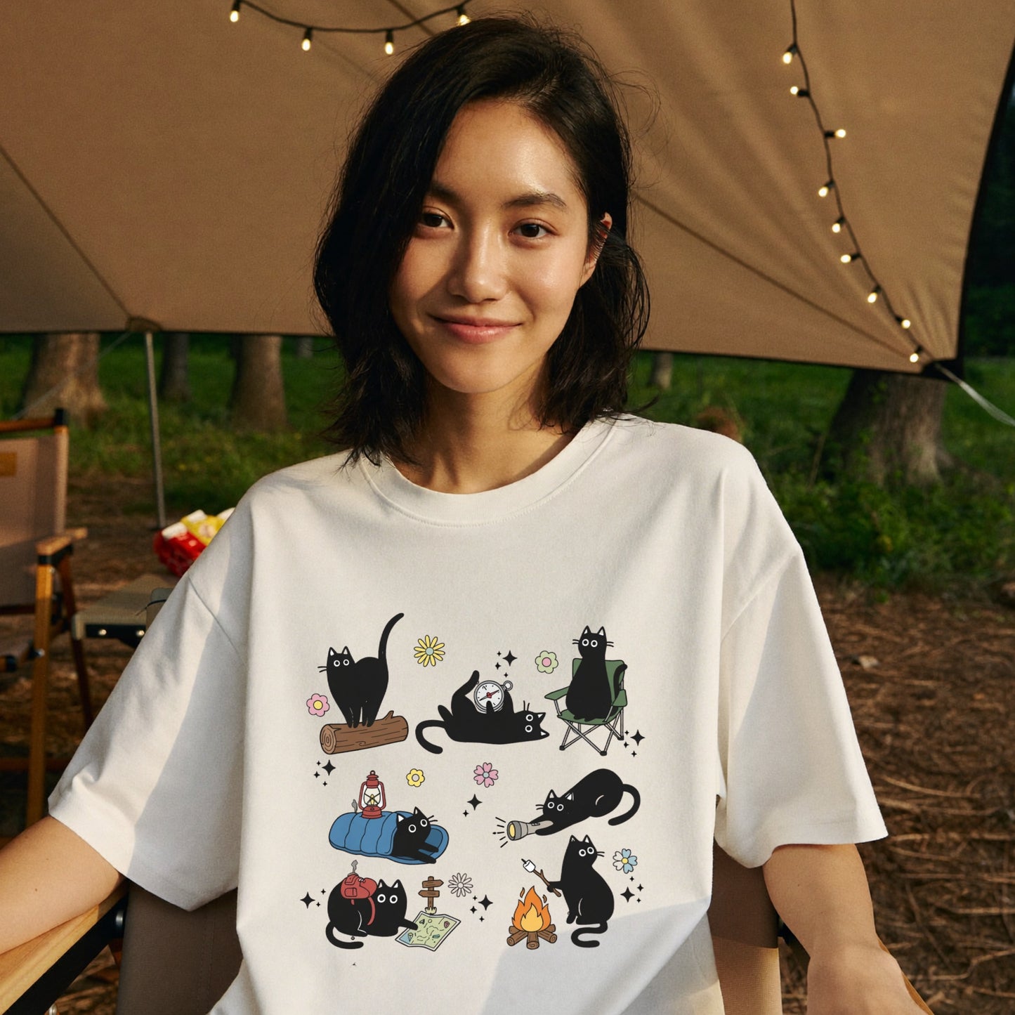 【黒猫ソロキャンプ】焚き火＆探検 猫イラスト かわいいアウトドア白Tシャツ | CAMPMODE