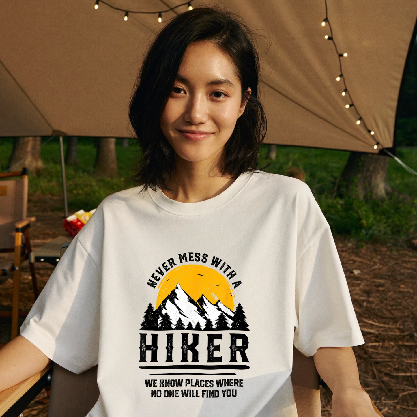 【Never Mess With A Hiker】ブラックユーモア名言＆山脈 白Tシャツ | CAMPMODE