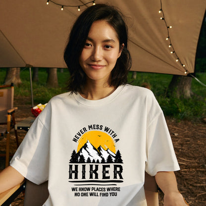 【Never Mess With A Hiker】ブラックユーモア名言＆山脈 白Tシャツ | CAMPMODE