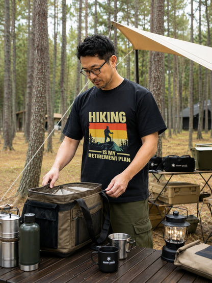 Hiking Is My Retirement Plan Tシャツ ｜ 登山・ハイキング・アウトドア・退職祝い・レトロに人気
