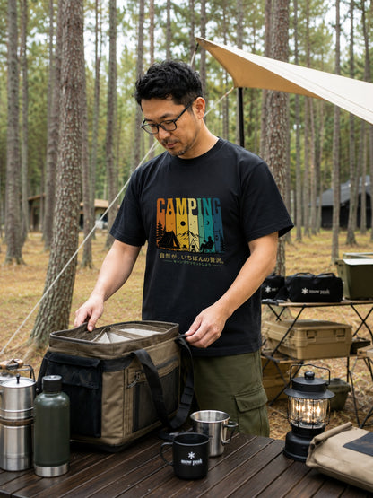 【自然は最高の贅沢です。】レトロサンセットキャンプ白黒Tシャツ｜CAMPMODE