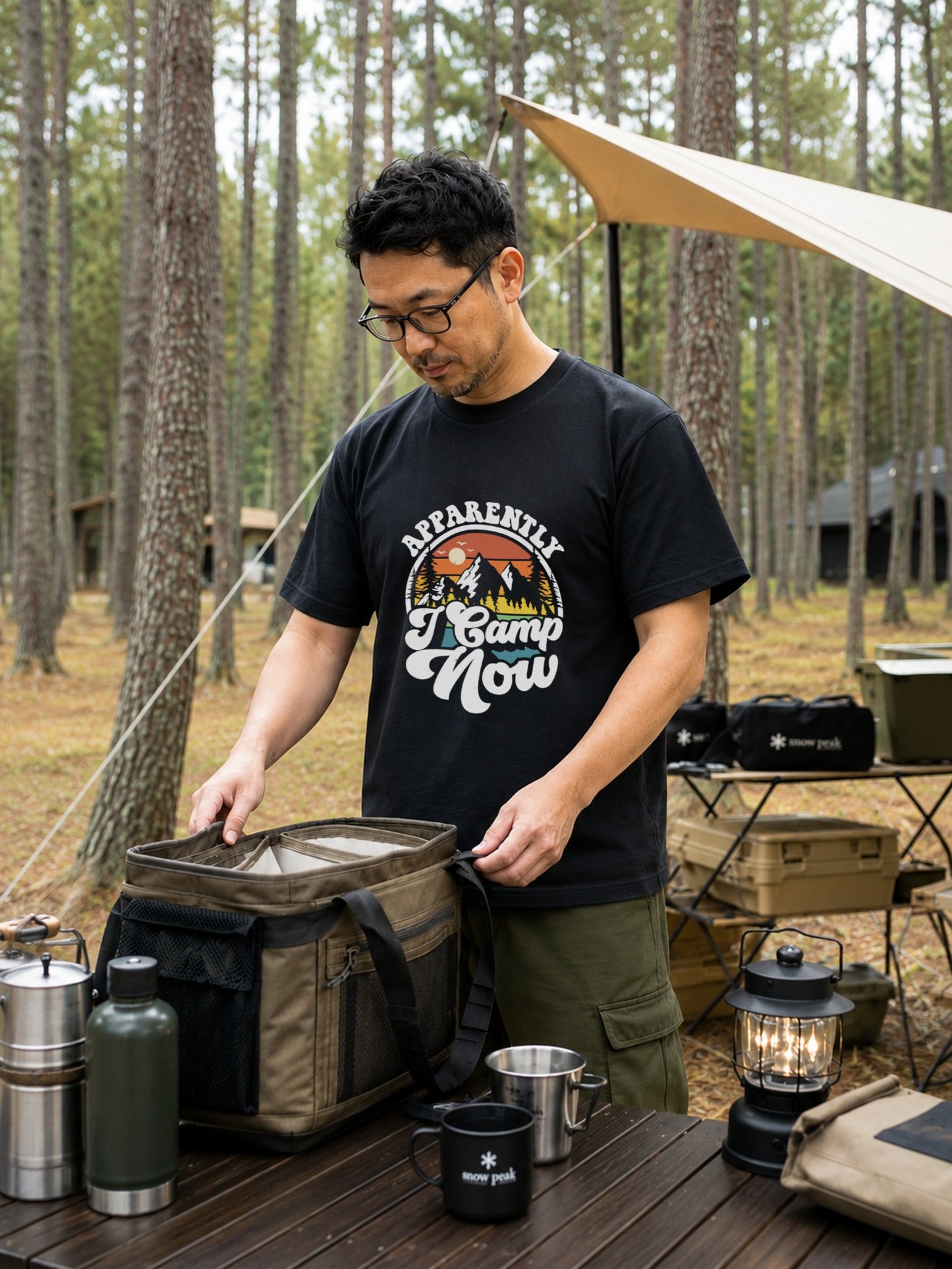 【Apparently I Camp Now】ヴィンテージサンセット 山脈アウトドア黒Tシャツ | CAMPMODE