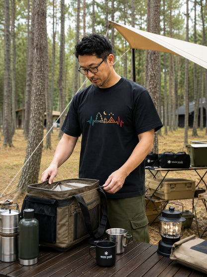 「Camping Heartbeat」レトロ グラデーション Tシャツ - アウトドア ウェア | CAMPMODE
