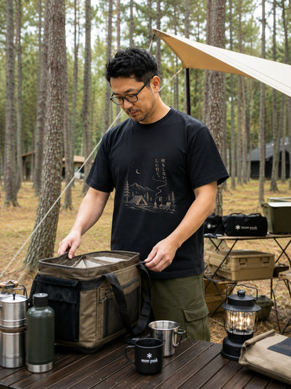 【縦書き・何もしないをしに行く。】キャンプ焚き火黒Tシャツ | CAMPMODE