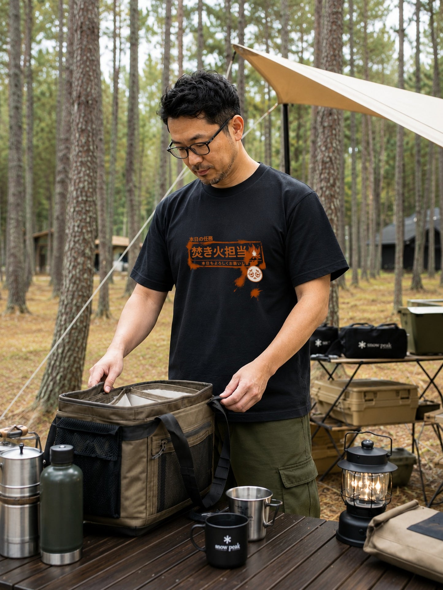 【本日の任務 焚き火担当】おもしろキャンプTシャツ | CAMPMODE