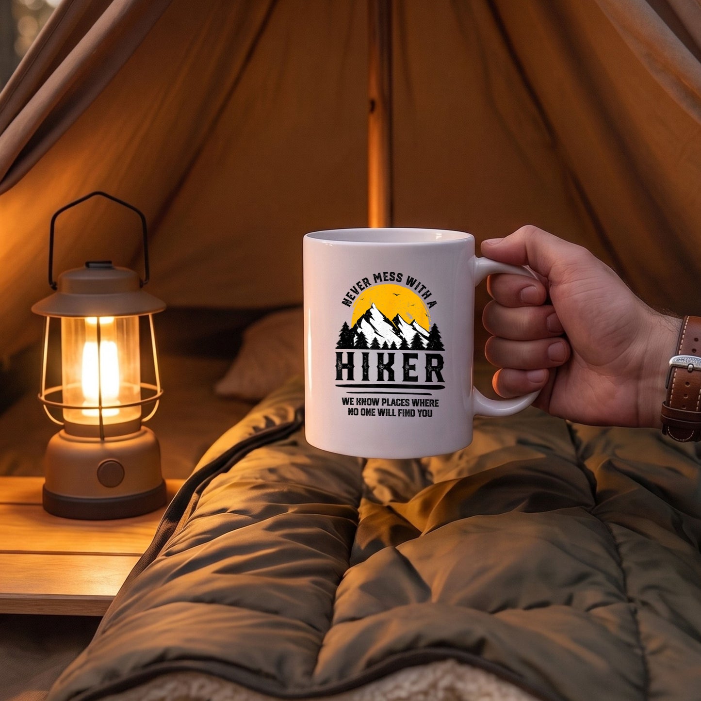 【NEVER MESS WITH A HIKER】登山ジョーク セラミックマグカップ | CAMPMODE