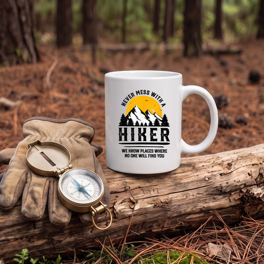 【NEVER MESS WITH A HIKER】登山ジョーク セラミックマグカップ | CAMPMODE