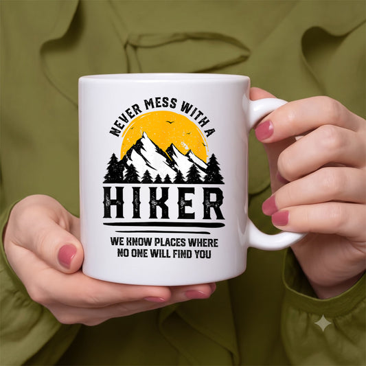 【NEVER MESS WITH A HIKER】登山ジョーク セラミックマグカップ | CAMPMODE