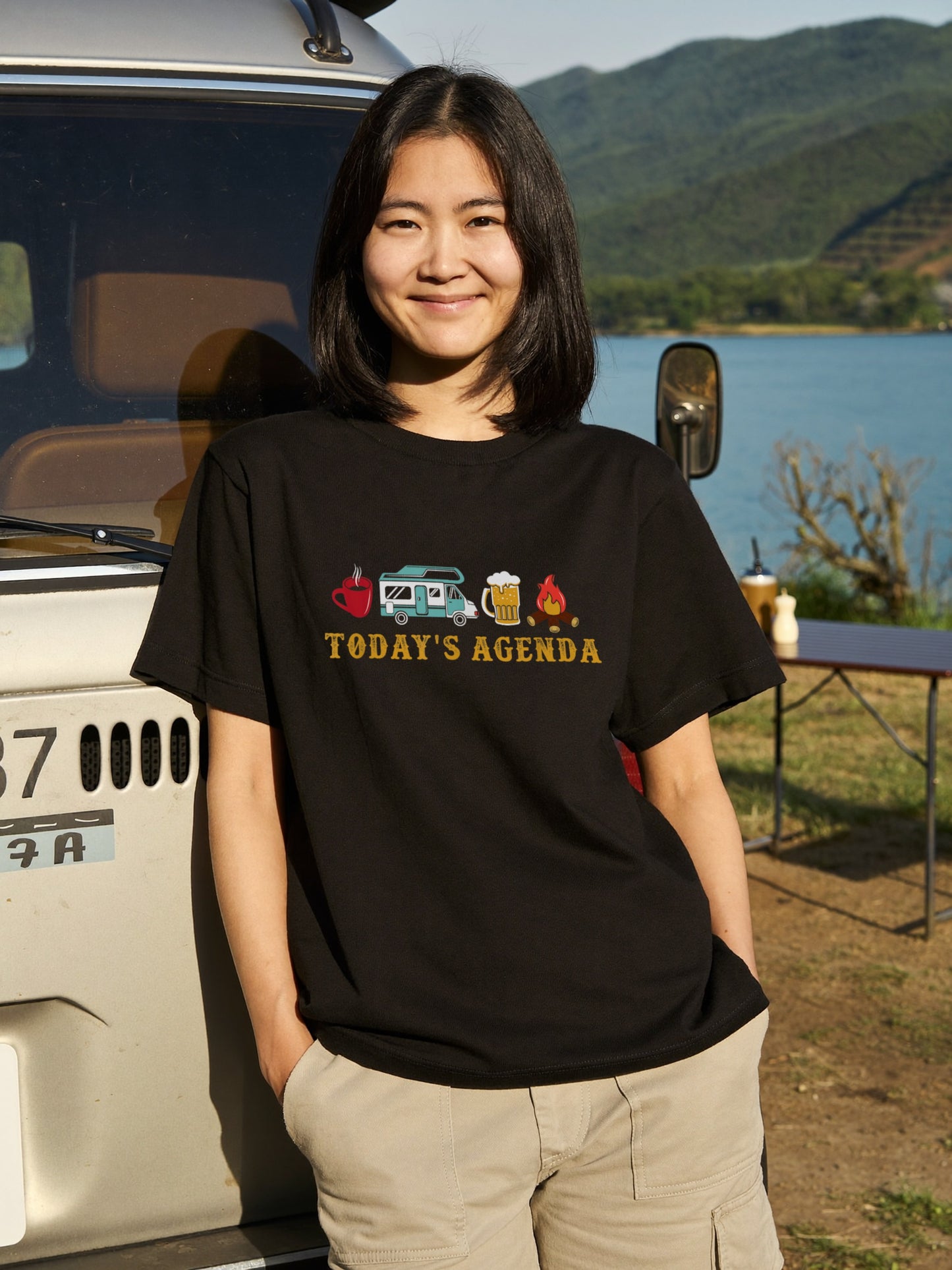 「TODAY'S AGENDA」キャンピングカー 焚き火 Tシャツ - キャンプ 服 | CAMPMODE