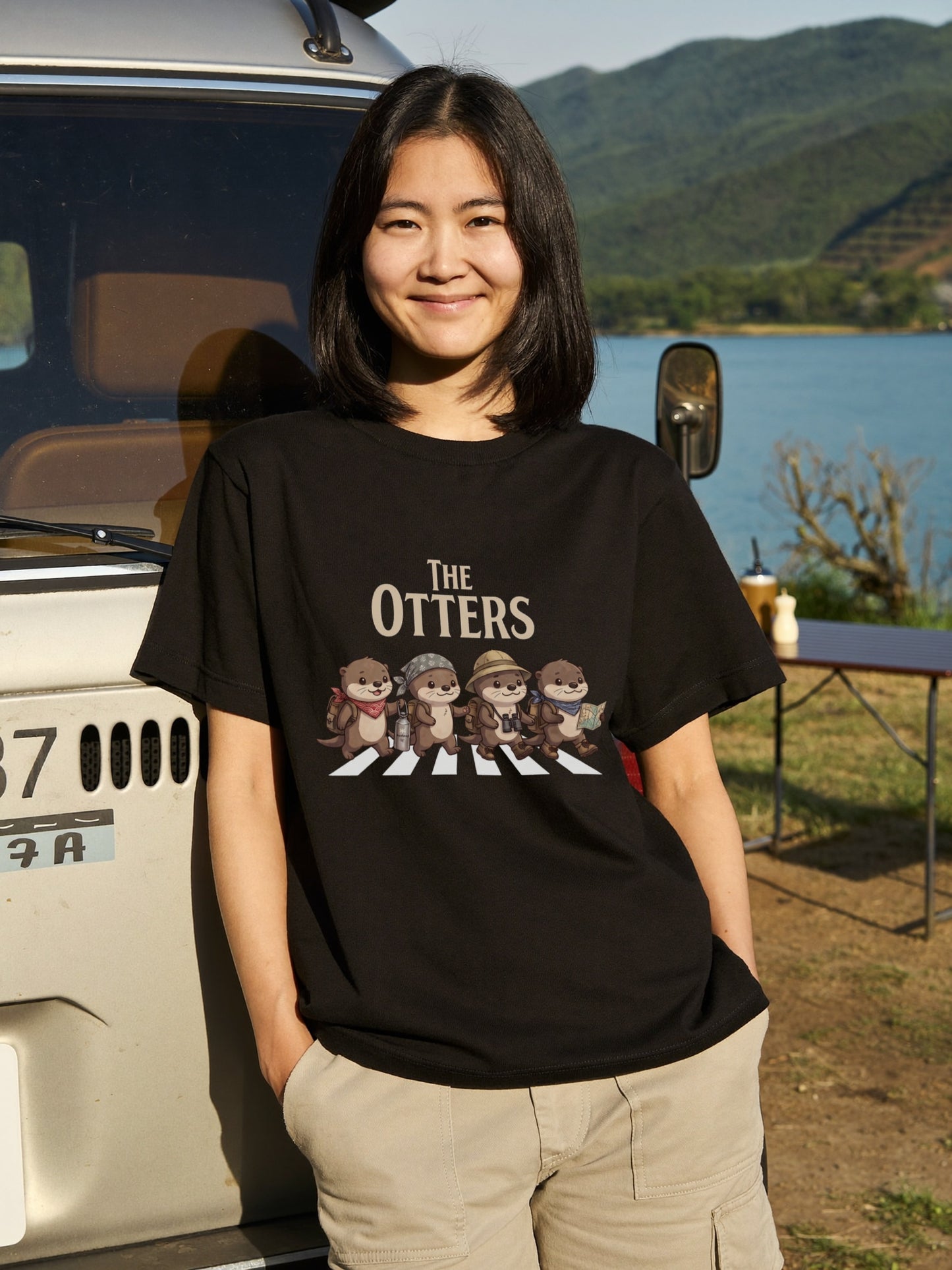 THE OTTERS | 横断歩道 ゆるかわ カワウソ キャンプ パロディTシャツ【カワウソ好き・アウトドア・ギフトに最適】