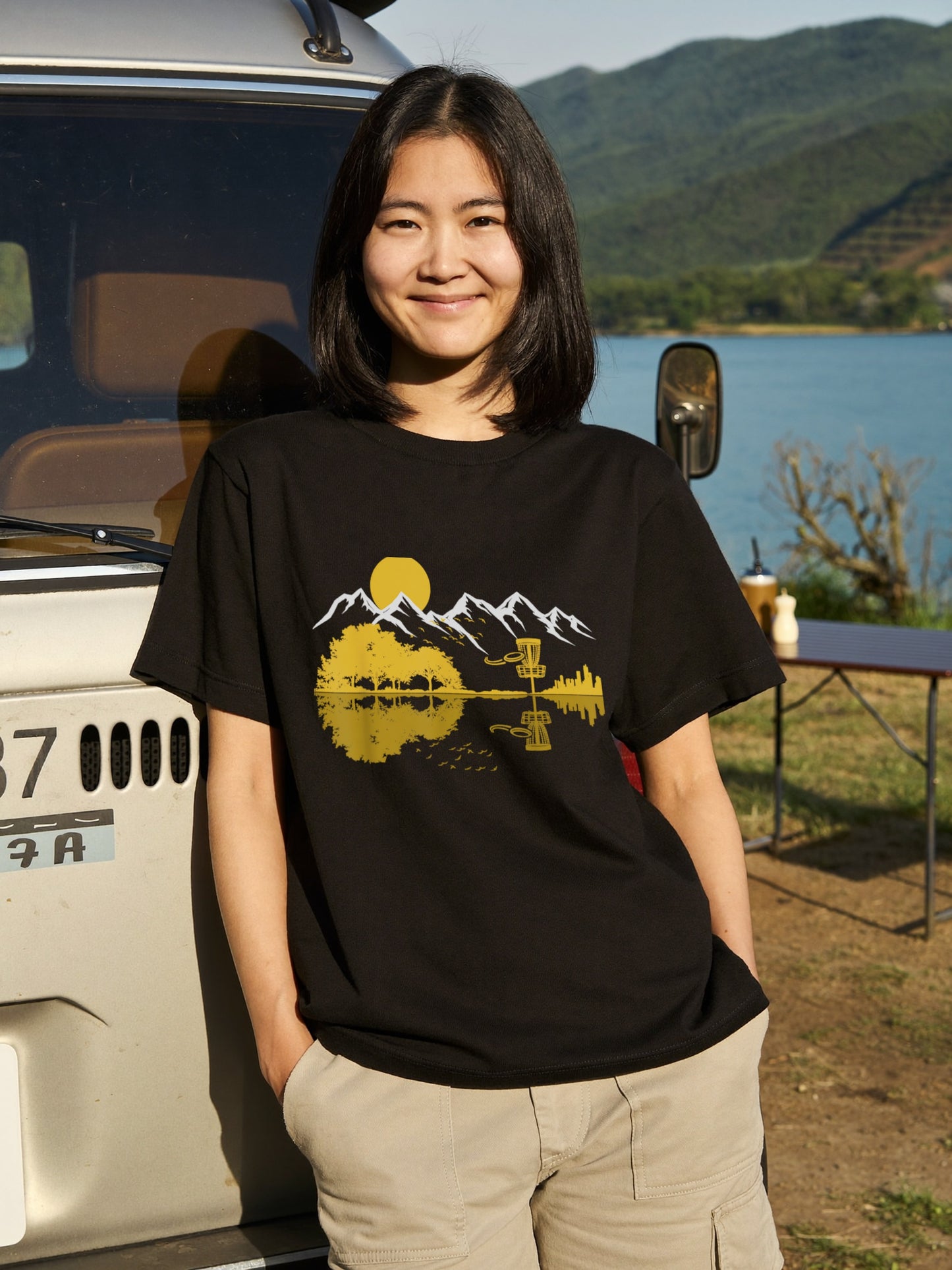 【ディスクゴルフ＆ギター・水面リフレクション】おしゃれキャンプ黒Tシャツ | CAMPMODE