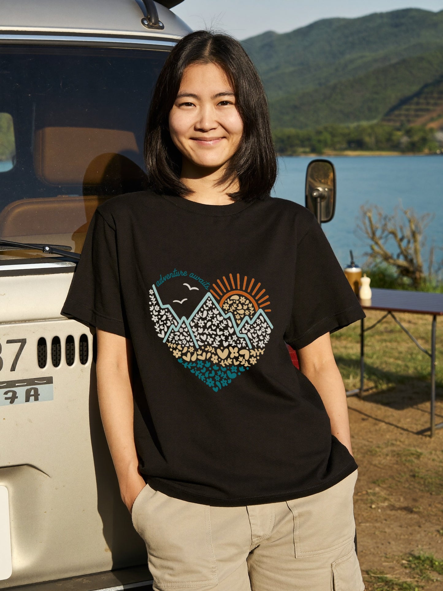 「冒険が待っている」Tシャツ｜アウトドア・キャンプTシャツ